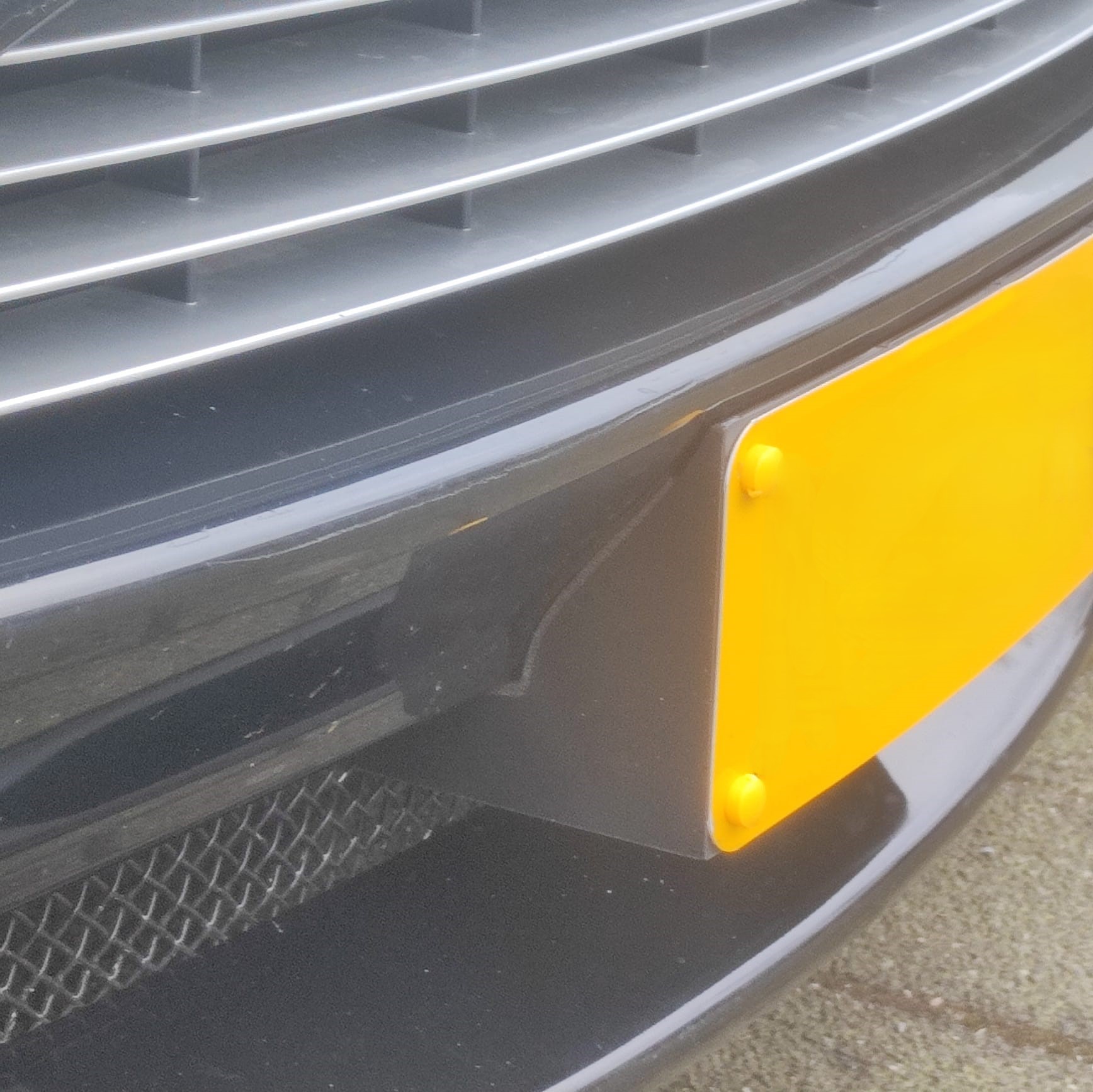 Detail van de op maat gemaakte kentekenplaathouder