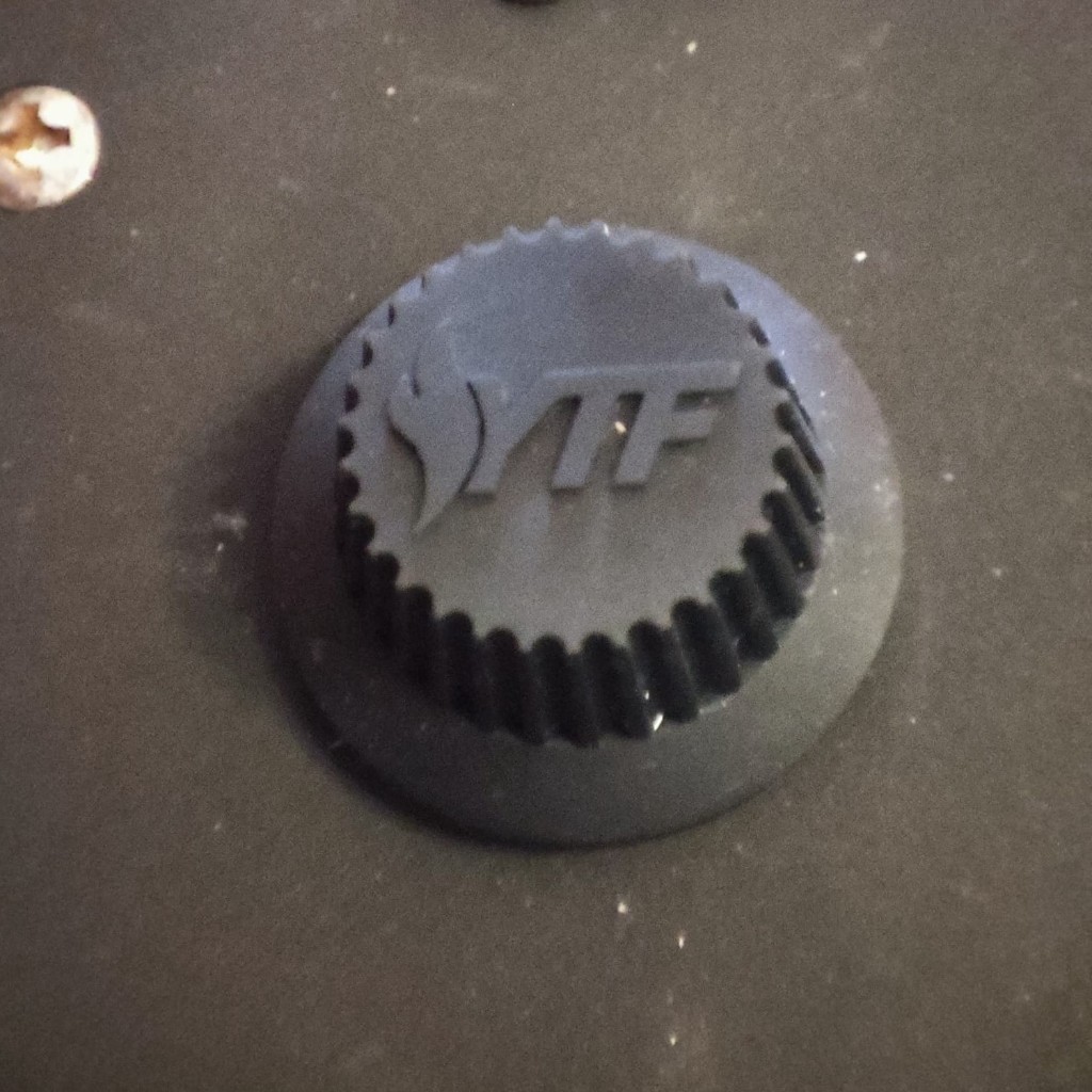 YTF-logo op gitaarknop